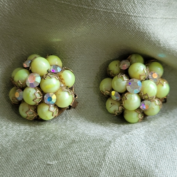 Vintage British Crown Colony of Hong Kong in chartreuse. - Picture 15 of 15